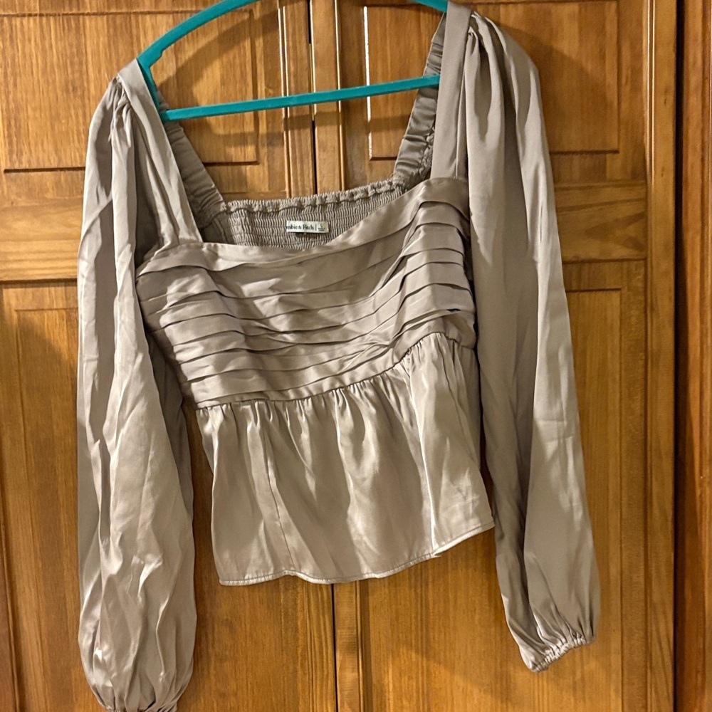 Abercrombie & Fitch NWOT Satin Light Gray / Beige Women's Top Large Long Sleeve